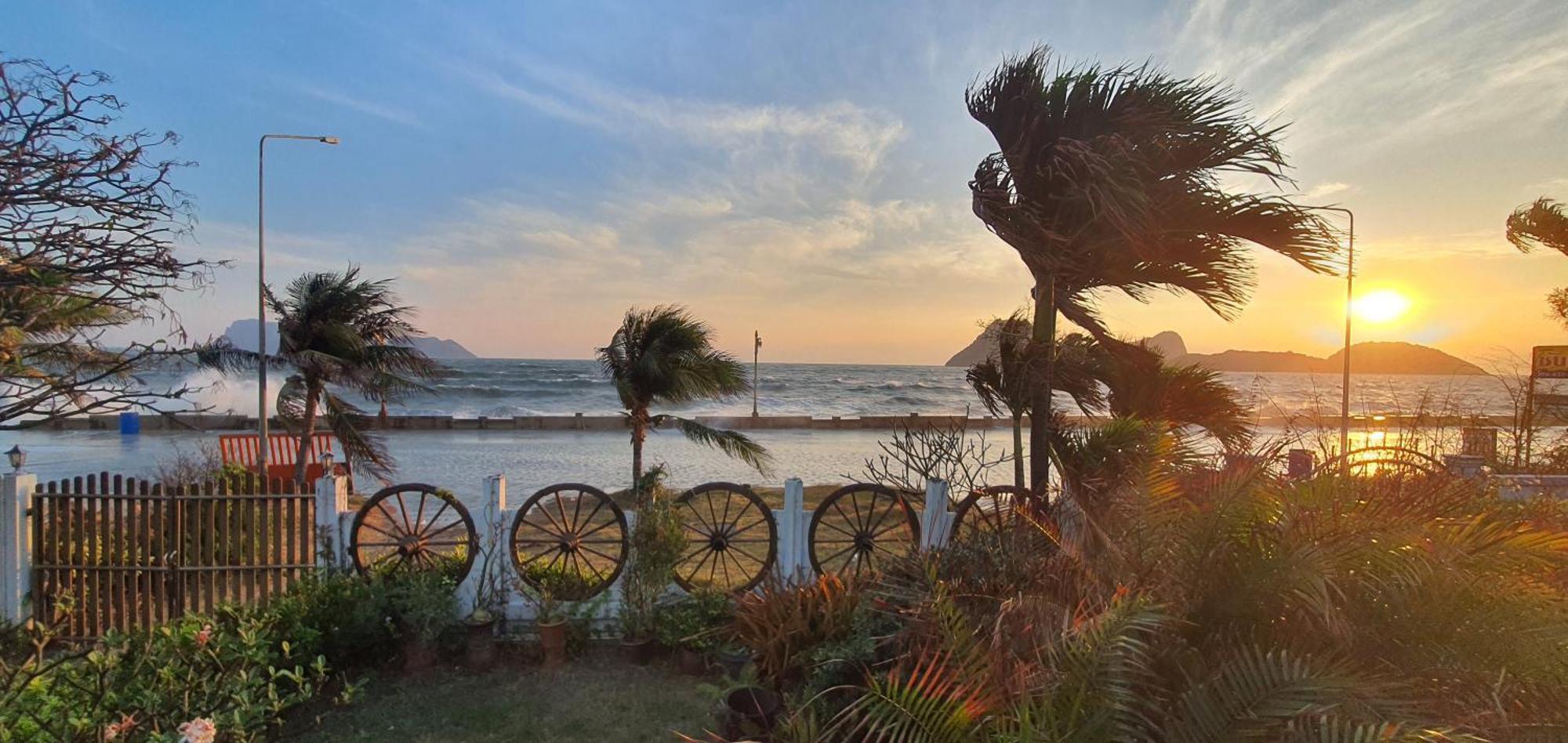 Seesea Thai Wooden House On Beachfront Pracsuap Khirikhan Kültér fotó
